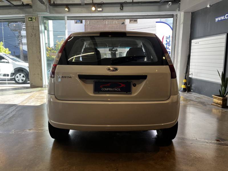 FORD - FIESTA - 2003/2003 - Branca - R$ 21.900,00