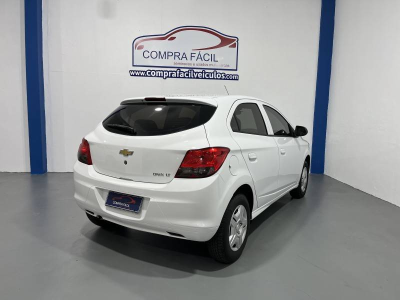 CHEVROLET - ONIX - 2015/2015 - Branca - R$ 44.900,00