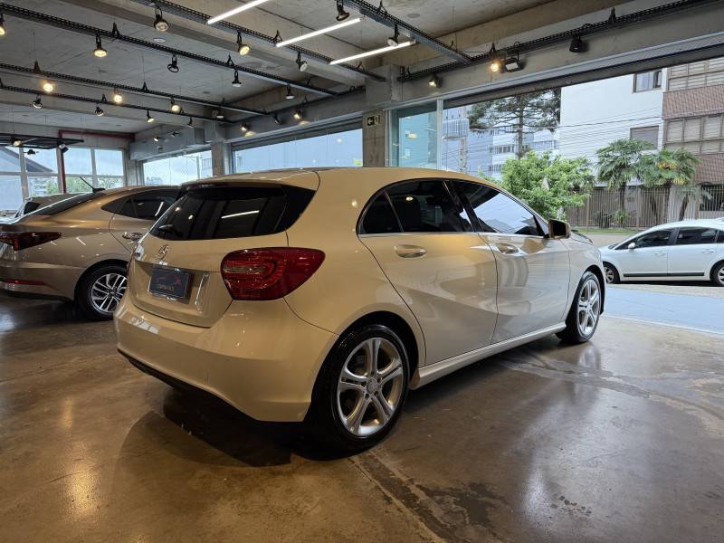 MERCEDES-BENZ - A 200 - 2015/2015 - Branca - R$ 84.900,00