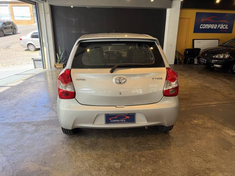 TOYOTA - ETIOS - 2016/2016 - Prata - R$ 49.900,00