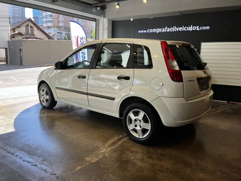 FORD - FIESTA - 2003/2003 - Branca - R$ 21.900,00