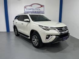 TOYOTA - HILUX SW4 - 2016/2017 - Branca - R$ 219.900,00