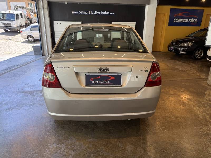 FORD - FIESTA - 2006/2007 - Prata - R$ 26.900,00