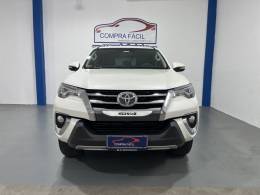 TOYOTA - HILUX SW4 - 2016/2017 - Branca - R$ 219.900,00