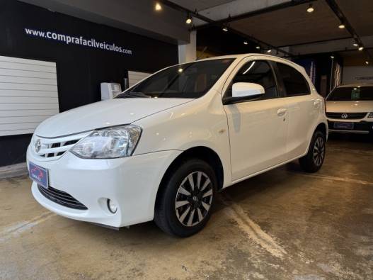 TOYOTA - ETIOS - 2016/2017 - Branca - R$ 62.900,00