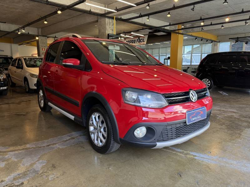 VOLKSWAGEN - CROSSFOX - 2012/2013 - Vermelha - R$ 45.900,00