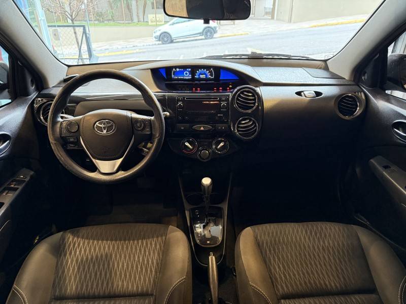 TOYOTA - ETIOS - 2016/2017 - Branca - R$ 62.900,00