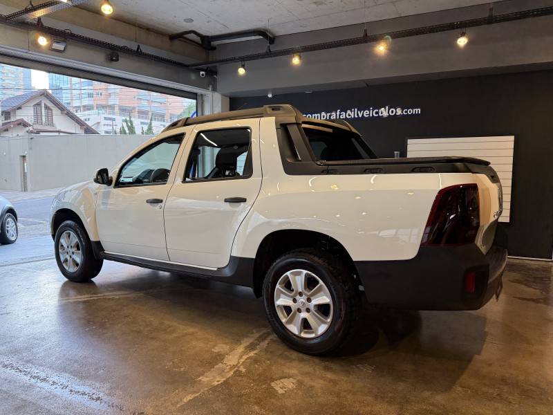 RENAULT - OROCH - 2021/2022 - Branca - R$ 80.900,00