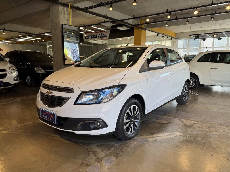 CHEVROLET - ONIX - 2013/2014 - Branca - R$ 50.900,00